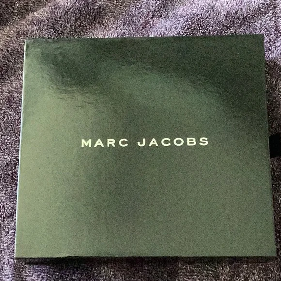 Marc Jacobs effortlessly irresistible 5 piece beauty collection - Picture 5 of 6